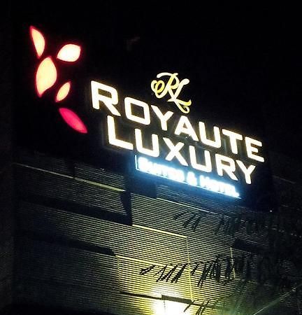 Royaute Luxury Suites And Hotel Gulberg Lahore Eksteriør billede