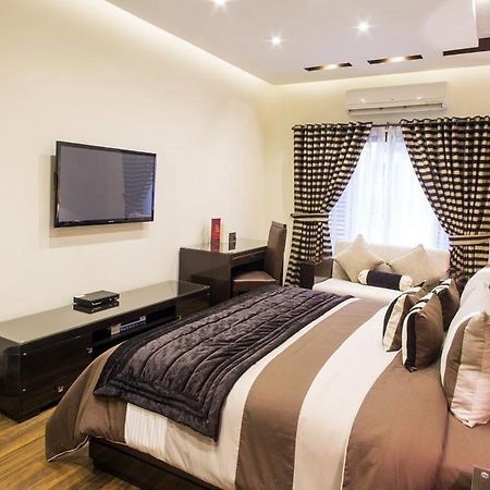 Royaute Luxury Suites And Hotel Gulberg Lahore Værelse billede